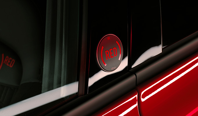 (RED)-logo op de B-stijl 