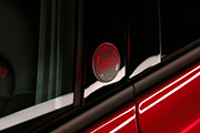 (RED)-logo op de B-stijl 