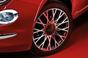 15” stalen wielen met (RED) logo op de wieldoppen