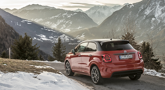 Fiat 500X sur une route de montagne. Kit de réparation de pare-brise Fiat