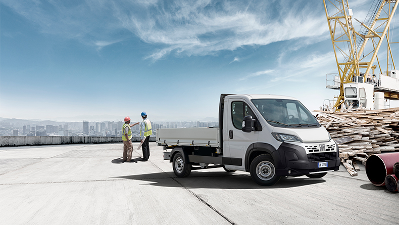 Fiat Professional bedrijfswagen buiten bij zonsondergang