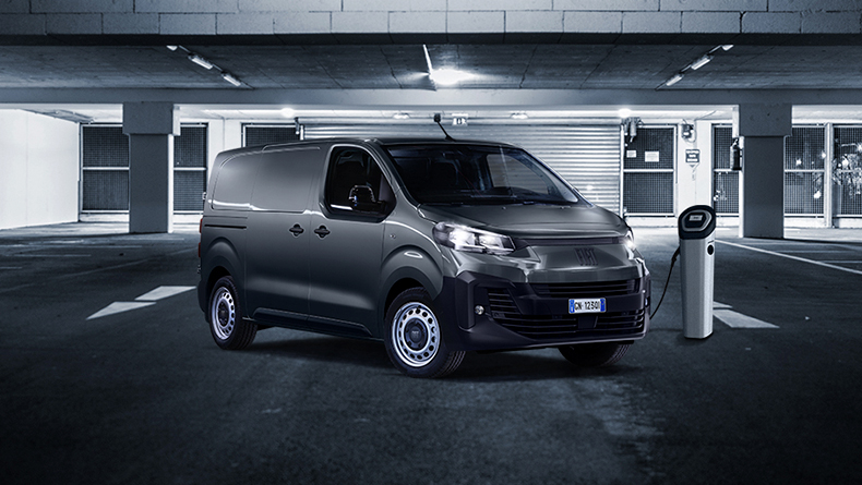 Fiat bedrijfswagen geparkeerd naast laadstation